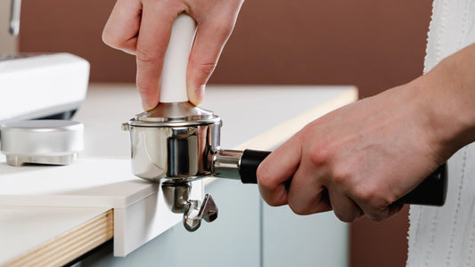 Koffie tamper: alles wat je moet weten en tips voor nog beter tampen