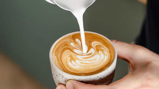 Espresso kopje met cortado en atte art