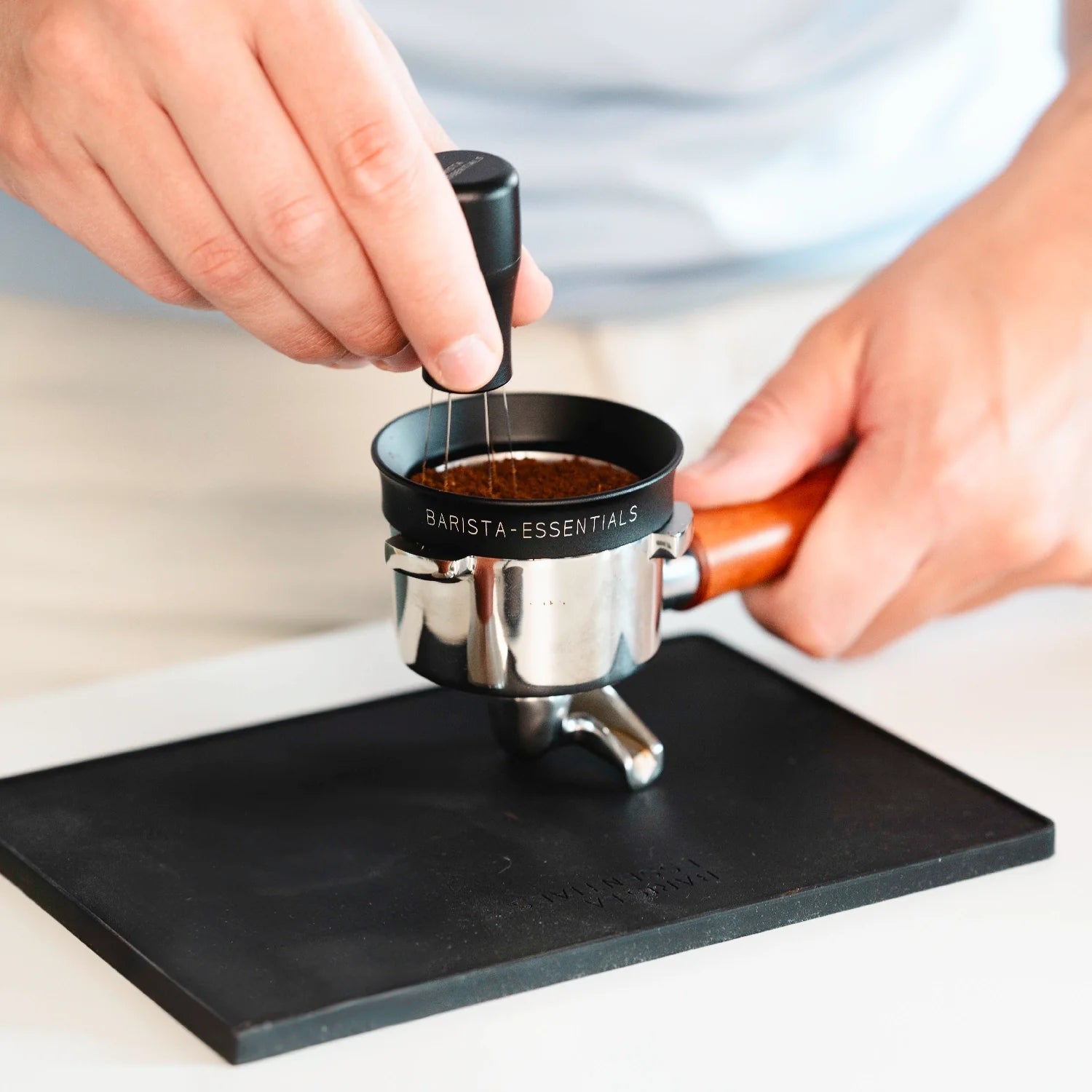 Koffie doseerring, koffie verdeler, zwart, RVS, portafilter ring, leveler, distributeur, tamper, onderkant