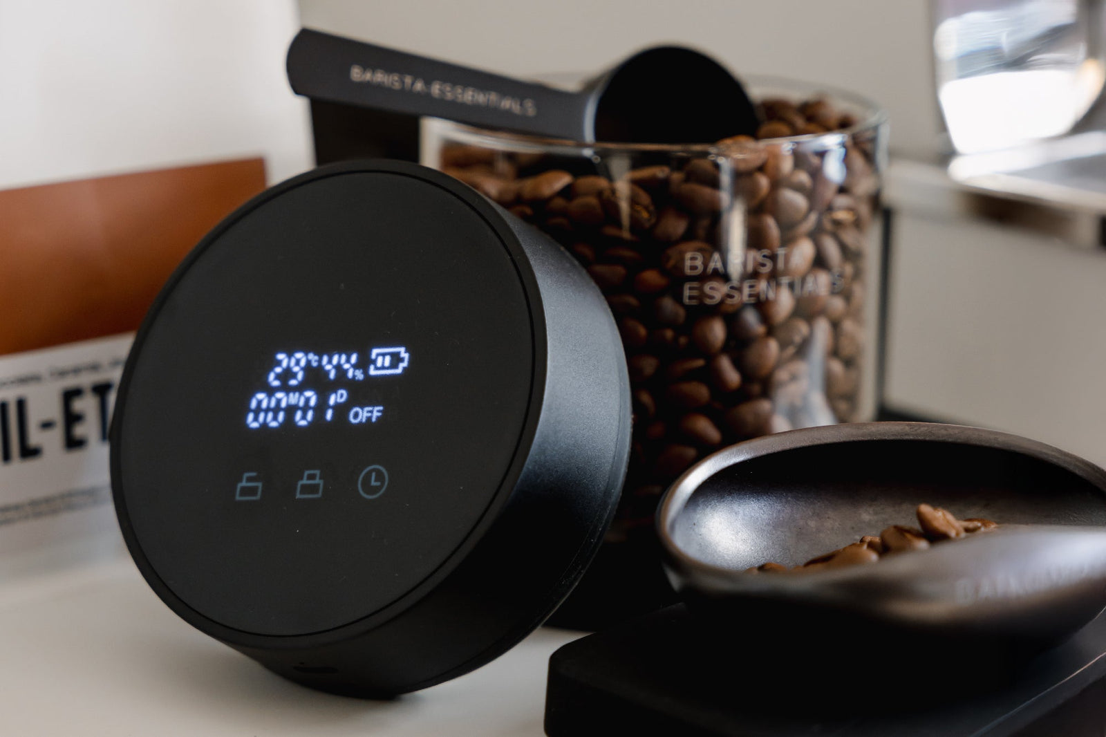 Barista gebruikt elektronische deksel van vacuüm koffiebus 250 gram koffiebonen bewaren