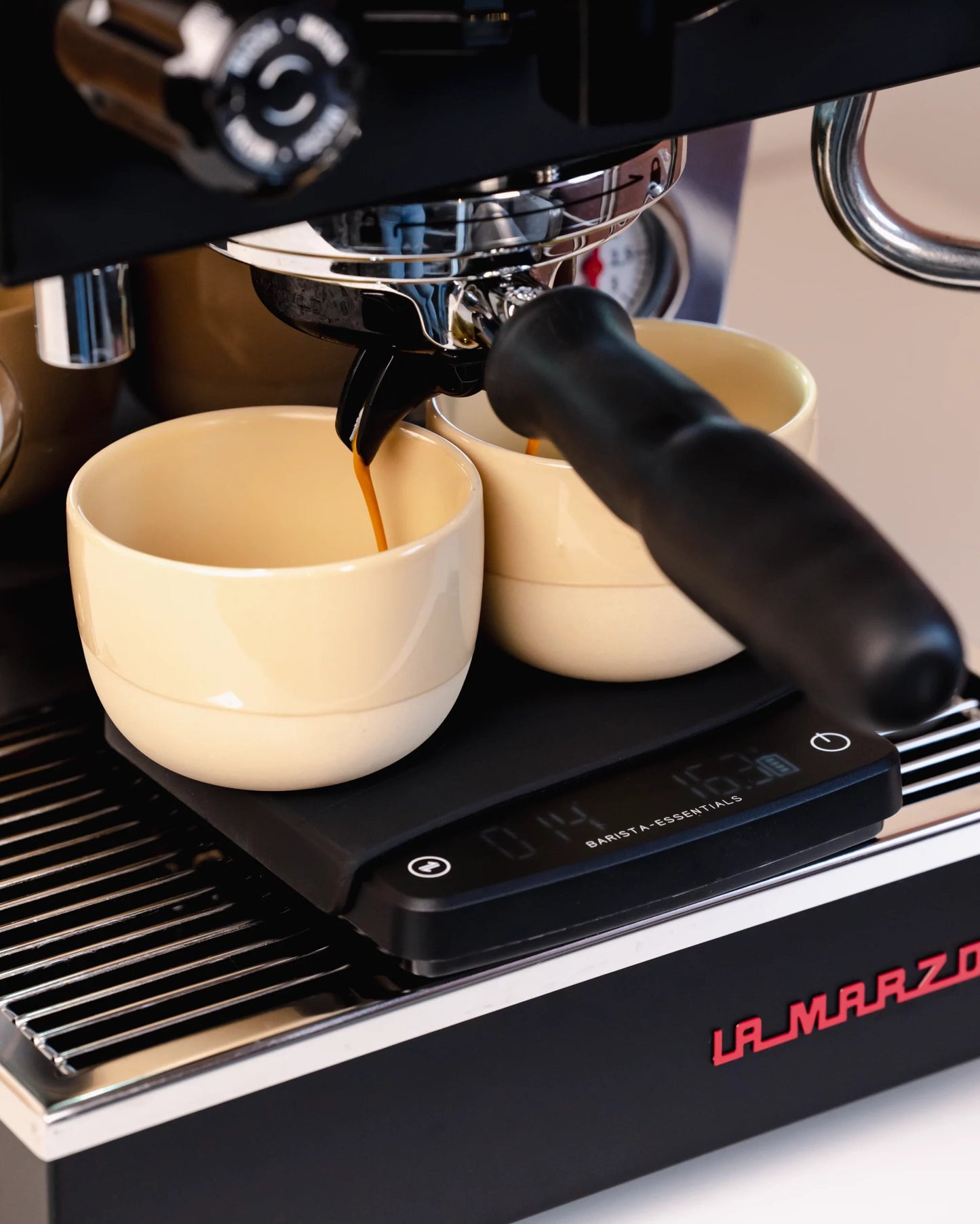 Barista coffee scale with timer from Barista-Essentials on La Marzocco with cappuccino cups