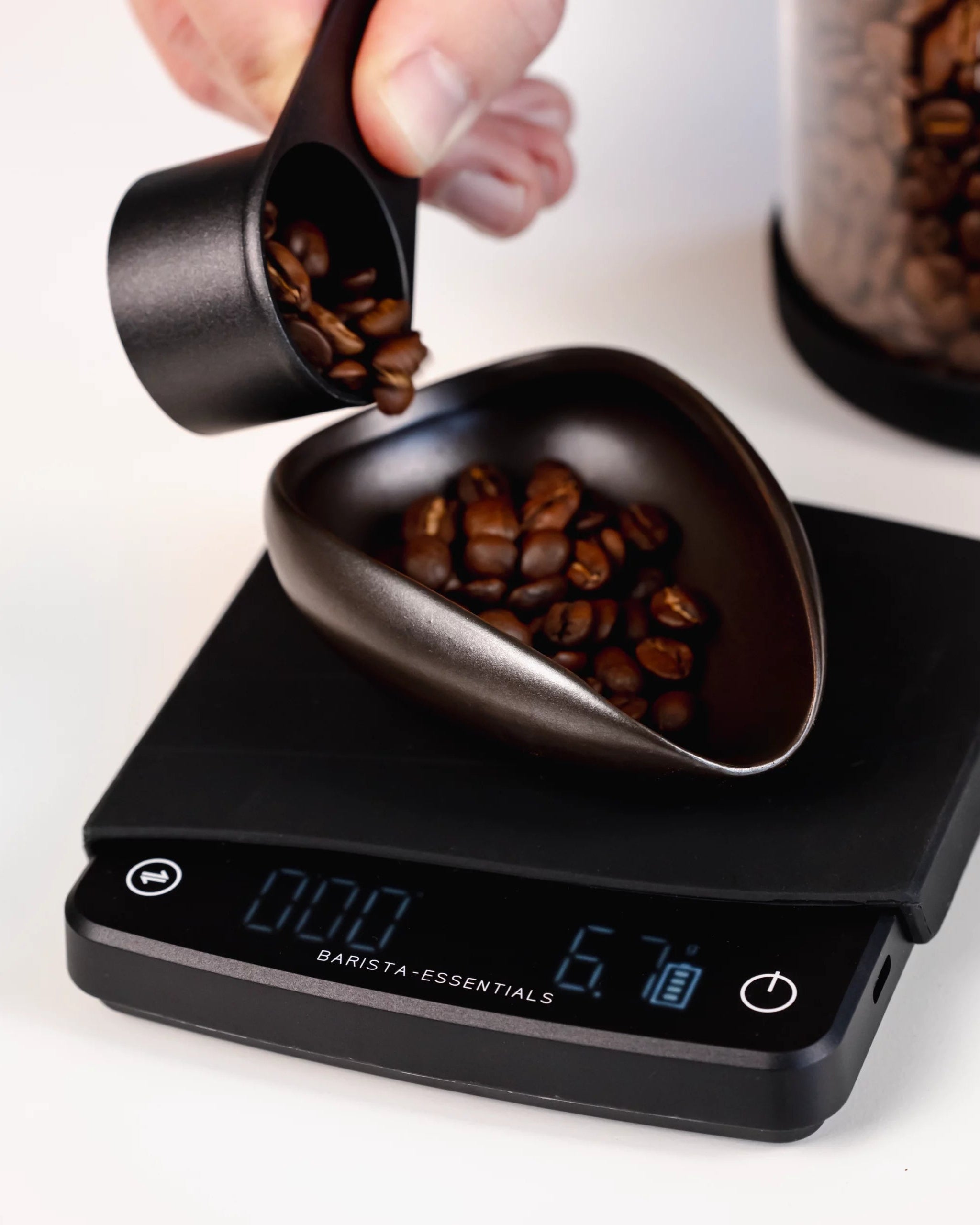Koffie weegschaal met automatische timer van Barista-Essentials met dosing tray en koffie bewaarbus