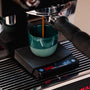 Koffie weegschaal mini op la marzocco met espresso kopje onder naked portafilter Barista Essentials