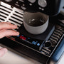 Koffie weegschaal mini van Barista-Essentials op Sage Barista Express met cappuccino kopjes