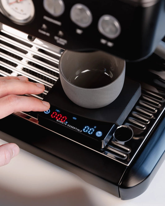 Koffie weegschaal mini van Barista-Essentials op Sage Barista Express met cappuccino kopjes