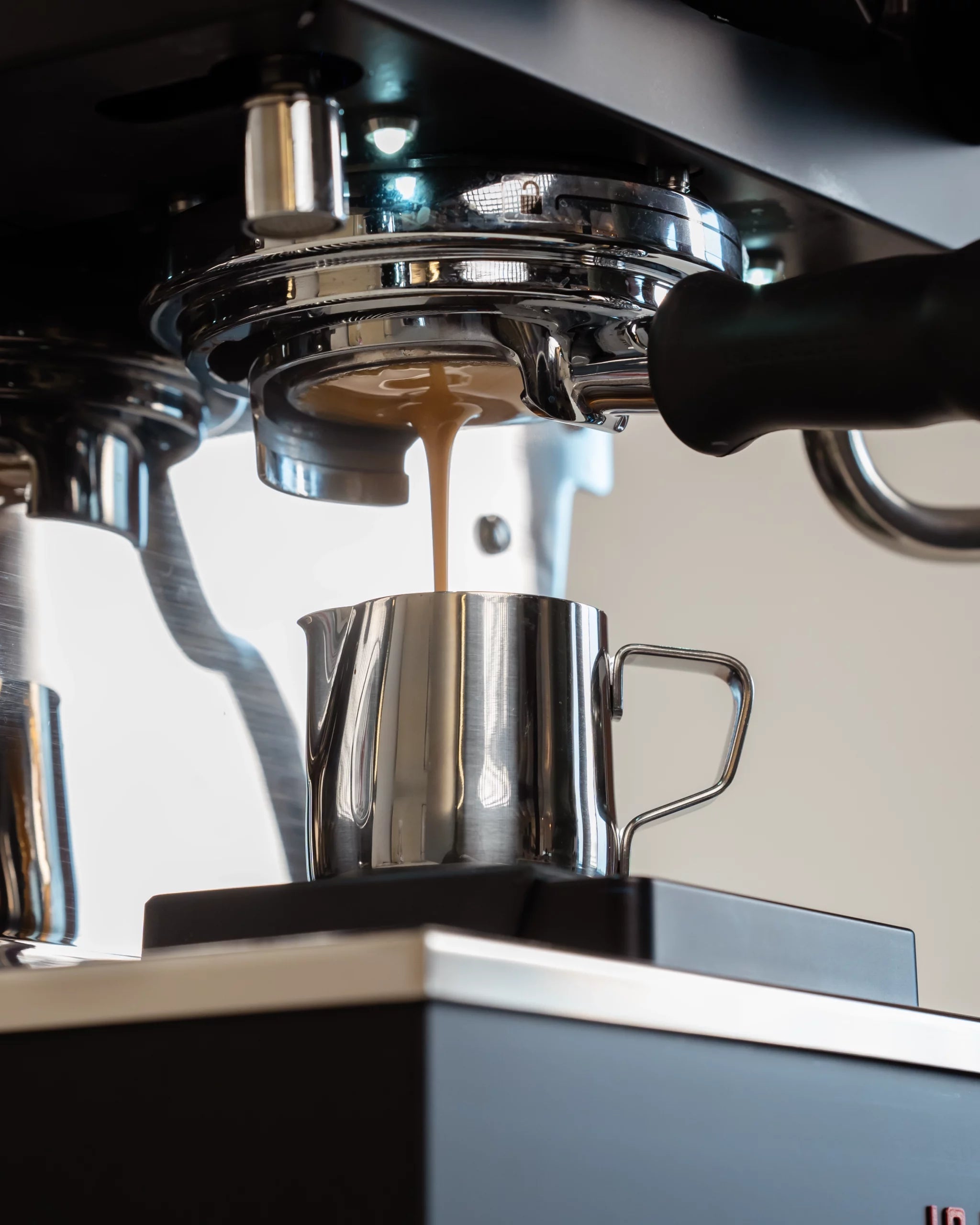 Espresso pitcher with a capacity of 60 ml, made of stainless steel